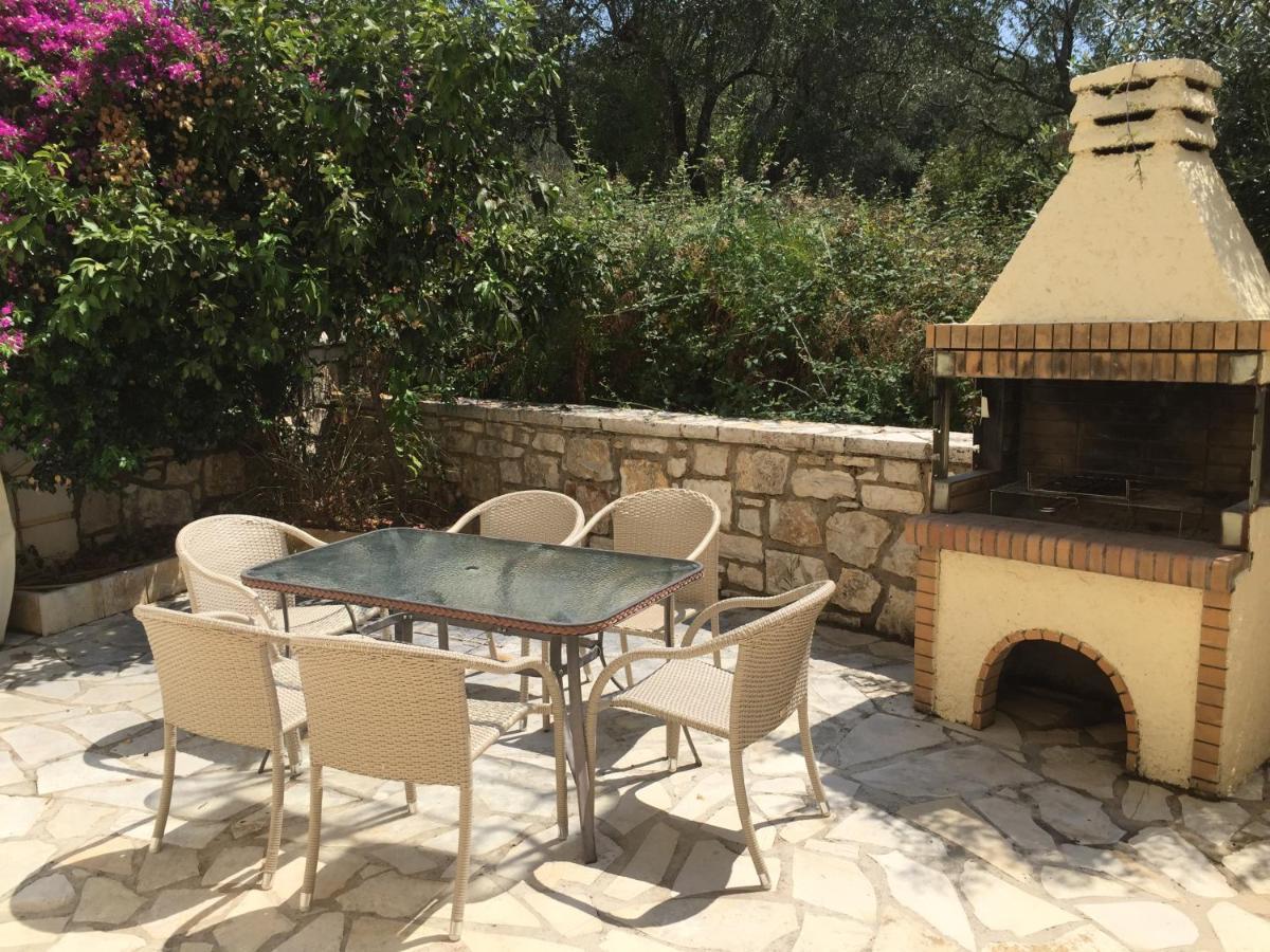 Villa Petrino - Central Flat Location Within Kassiopi. Sleeps 8 Exterior foto